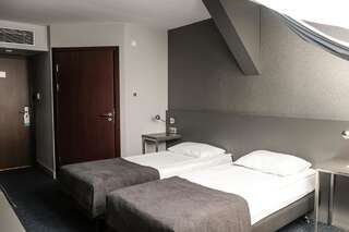 Отель Hotel Europa Starachowice Стараховице Двухместный номер эконом-класса с 2 отдельными кроватями-1